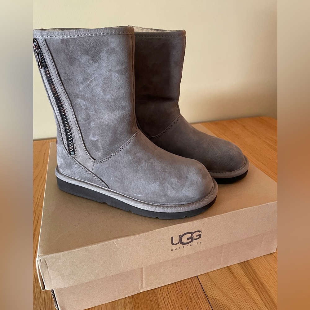 UGG Boots Sz 5 runs a bit big; can fit sizes 5-6, NWT, Grey, Style: Mayfaire
